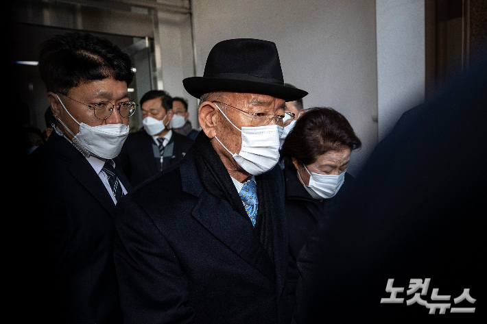전두환 씨가 지난 30일 1심 선고 공판에 마친 뒤 광주지방법원을 나서고 있다. 박종민 기자