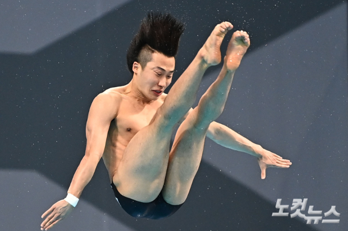 우하람 선수가 3일 오전 일본 도쿄 아쿠아틱스 센터 다이빙 경기장에서 열린 남자 3m 스프링보드 결승에서 연기를 선보이고 있다. 올림픽사진공동취재단