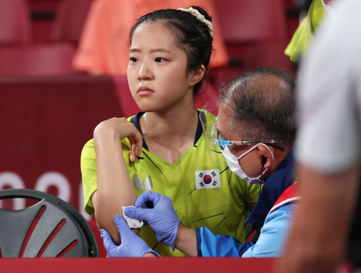 '피나도 괜찮아!' 3일 일본 도쿄체육관에서 열린 도쿄올림픽 여자 탁구 단체전 독일과 8강전에서 신유빈이 한잉과 4단식 경기 중 긁힌 상처에 치료를 받고 있다. 연합뉴스