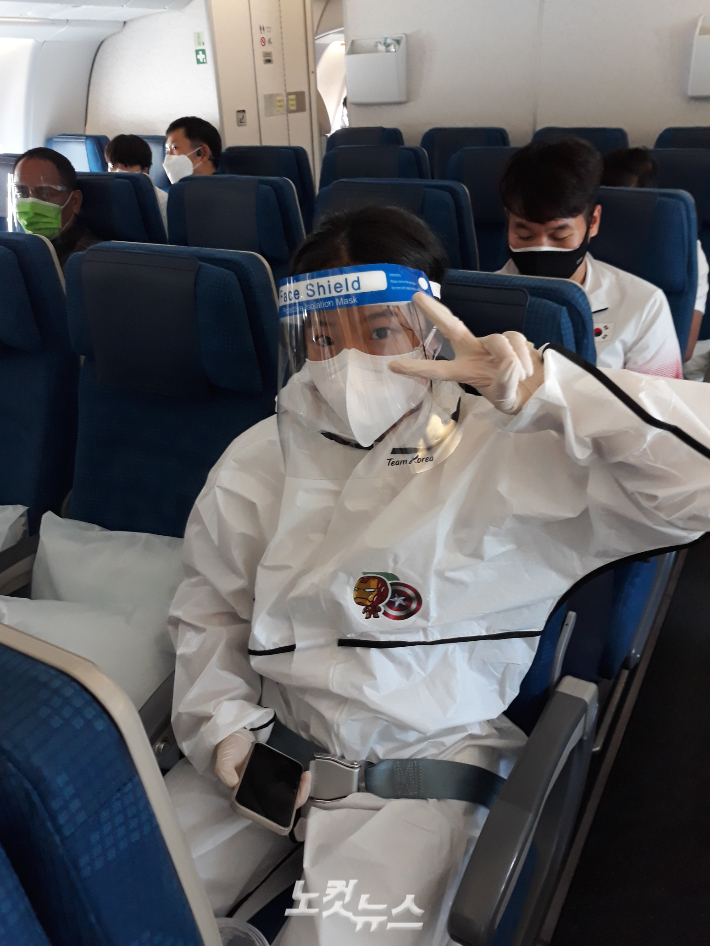'입국 때도 입을까요?' 신유빈이 지난달 19일 도쿄올림픽 참가를 위해 출국 비행기에 오른 모습. 노컷뉴스