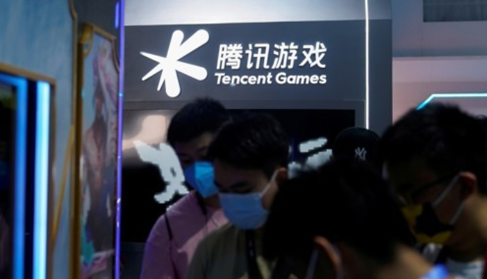 지난달 30일 중국 상하이에서 열린 '중국 디지털 엔터테인먼트 엑스포'에서 방문객들이 중국 게임업체 텐센트 부스를 살펴보고 있다. 연합뉴스