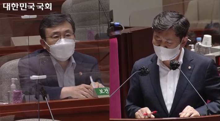 지난달 15일 국회 예산결산위원회에서 더불어민주당 조오섭 의원(오른쪽)이 권덕철 보건복지부장관(왼쪽)에 질의를 하고 있다. 국회 영상회의록 시스템 캡처