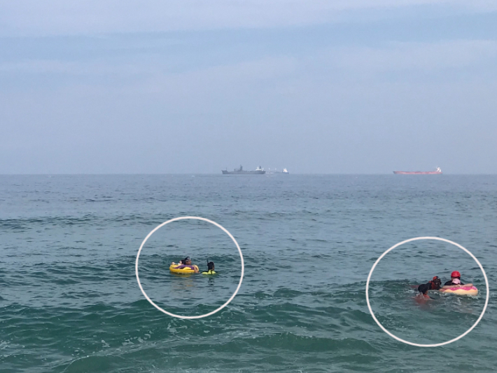 3일 강원 동해시 한섬해변 해상에서 튜브를 타고 떠내려가는 20대 여성 2명이 해경에 구조됐다. 동해해양경찰서 제공 