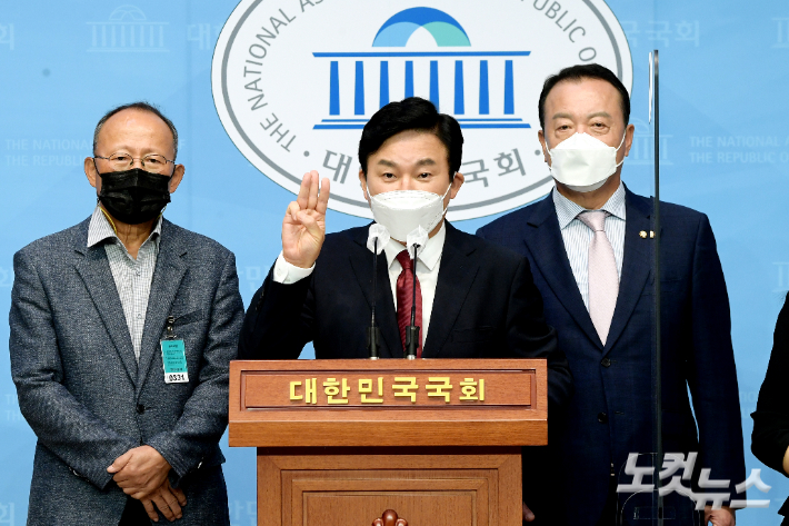 국민의힘 대권주자인 원희룡 제주지사가 7월 29일 국회 소통관에서 '원희룡의 국가찬스 1호 공약: 주택 국가찬스' 기자회견을 갖고 발언하고 있다. 윤창원 기자