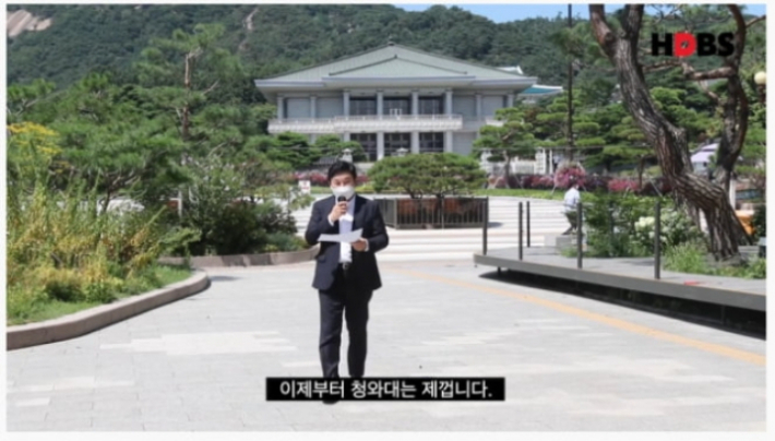 유튜브에 부캐 '희드래곤 H-Dragon' 계정을 개설한 원희룡 제주도지사가 정치사회부 기자 '원희봉' 콘셉트로 드루킹 댓글조작 사건을 보도하고 있다.