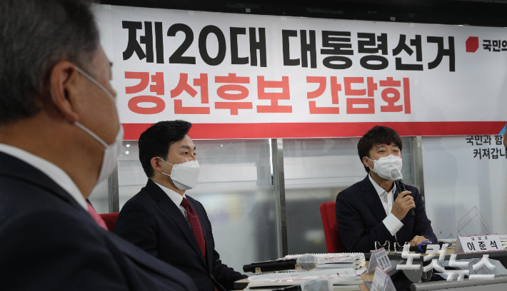 국민의힘 이준석 대표가 7월 29일 오후 서울 여의도 중앙당사에서 열린 '국민의힘 대선 경선후보 간담회'에서 인사말을 하고 있다.  간담회에는 이 대표 및 서병수 경선준비위원장과 김태호, 박진, 안상수, 유승민, 윤희숙, 원희룡, 장기표, 최재형, 하태경, 홍준표, 황교안(가나다순) 등 후보자 11명이 참석했다. 윤창원 기자