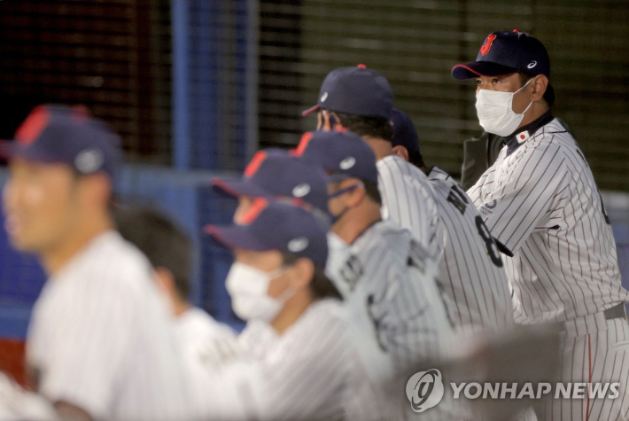 도쿄올림픽 일본 야구 대표팀 이나바 아쓰노리 감독(오른쪽). AFP=연합뉴스