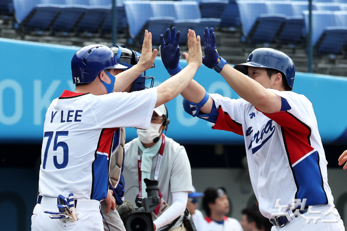 2일 일본 가나가와현 요코하마 스타디움에서 열린 야구 녹아웃 스테이지 2라운드 이스라엘전에서 5회말 투런 홈런을 때린 김현수가 홈을 밟은 뒤 환호하고 있다, 올림픽사진공동취재단