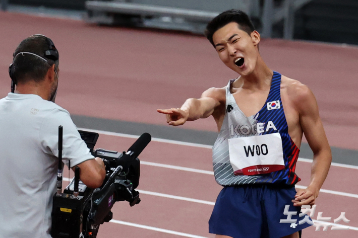 1일 저녁 도쿄 올림픽스타디움에서 열린 도쿄올림픽 육상 남자 높이뛰기 결선에서 우상혁이 2.33m 2차 시기에 성공한 뒤 기뻐하고 있다. 올림픽사진공동취재단