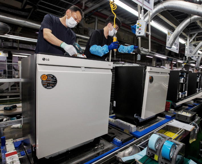  LG전자 직원들이 경남 창원시에 있는 식기세척기 생산라인에서 디오스 식기세척기 오브제컬렉션(모델명: DUBJ2EA)을 생산하고 있는 모습. LG전자 제공