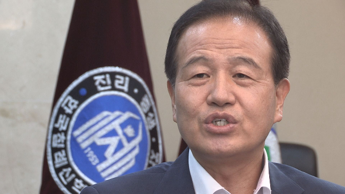 침신대 김선배 총장은 "지금의 대학 평가 기준은 3년마다 바뀌고 있어 혼선을 빚고 있다"며 교육부의 일관성 있는 대학 평가 기준 제시를 요구했다. 또 일반대학교와 신학대학을 똑같은 기준으로 평가해서는 안될 것이라며 설립목적이 다른 신학대학에 대한 새로운 평가 기준도 요구했다. 사진 이정우 카메라 기자 