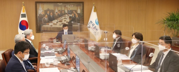 서울 중구 한국은행에서 금융통화위원회 본회의를 주재하고 있다. 한국은행 제공