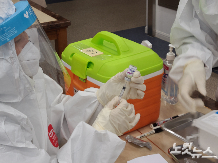 의료진이 백신 접종을 준비하고 있다. 김한영 기자