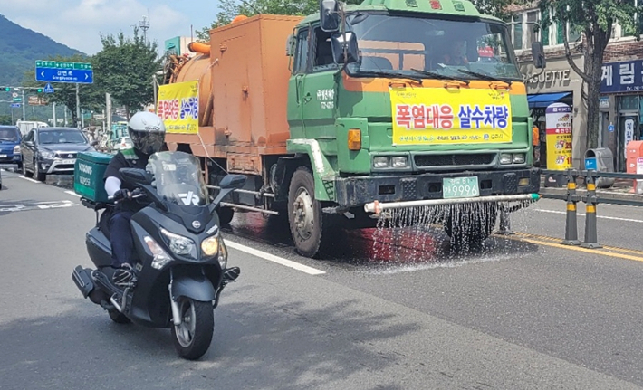 경주시가 지역 주요노선에 살수차를 운행하고 있다. 경주시 제공