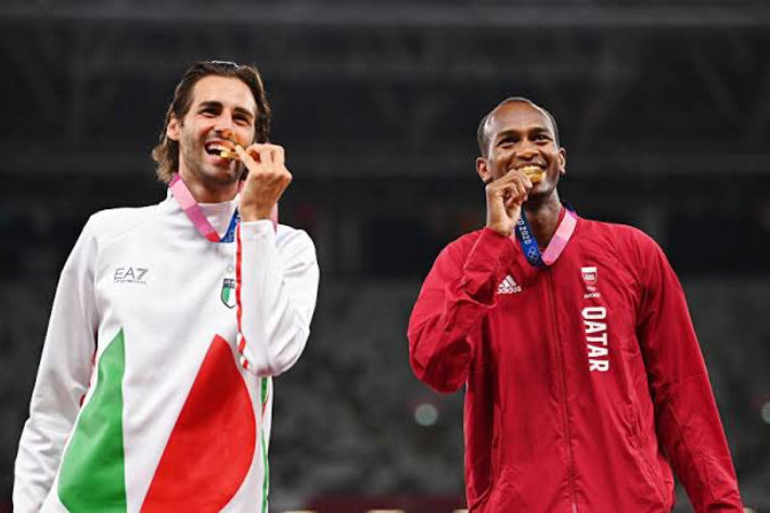 2020 도쿄올림픽 육상 남자 높이뛰기 종목에서 공동 금메달을 수상한 지안마르코 탐베리(왼쪽)와 무타스 바르심. 무타스 바르심 트위터 캡처