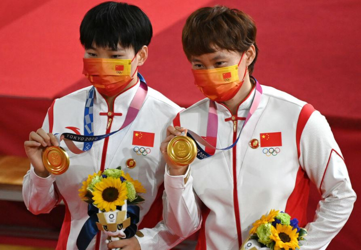 중국 여자 사이클 선수단은 2020 도쿄올림픽 사이클 여자 단체 스프린트 결승 경기에서 독일 선수단을 0.085초 차이로 꺾고 31.895초의 기록으로 금메달을 목에 걸었다. 일본 매체 '지지통신' 캡처