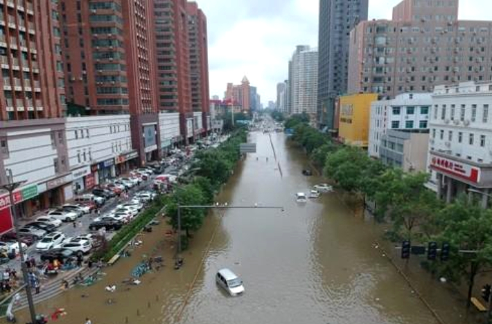 지난달 21일 중국 중부 허난성 성도인 정저우 시내 거리가 폭우로 침수된 모습. 연합뉴스