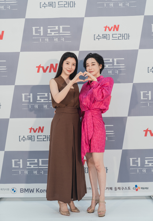 배우 윤세아와 김혜은. tvN 제공