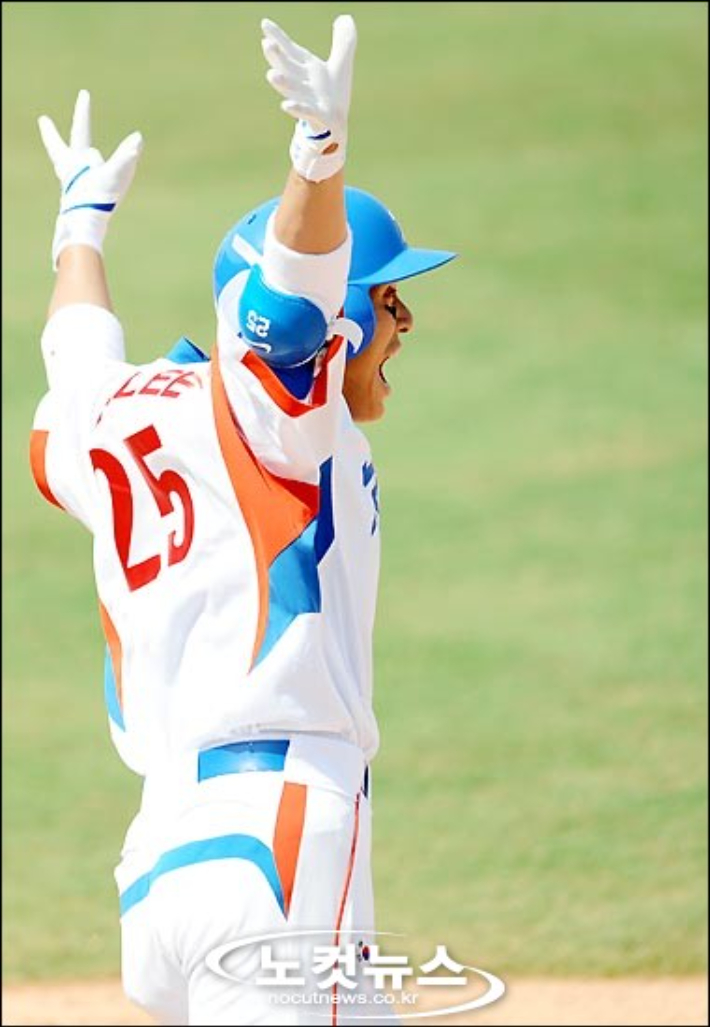 이승엽이 2008년 베이징올림픽에서 8회 결승 2점 홈런을 날린 뒤 기뻐하는 모습. 자료사진=노컷뉴스