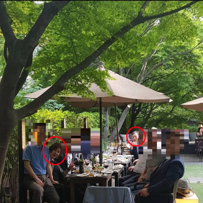 2019년 10월 4일 서울 성북구의 한 고급 레스토랑에서 건국대 김경희 전 이사장과 박영수 전 특검이 식사 모임을 하고 있다. 독자 제공