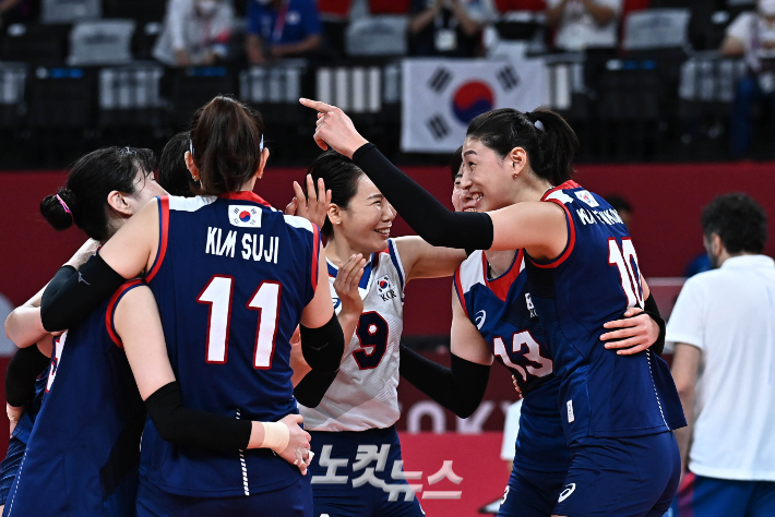 한국 여자 배구 대표팀이 4일 도쿄 아리아케 아레나 경기장에서 열린 터키와 도쿄올림픽 8강전에서 공격을 성공시킨 후 기뻐하고 있다. 올림픽사진공동취재단