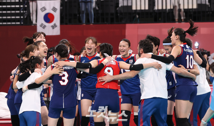 한국 여자 배구 대표팀이 2020 도쿄올림픽 여자 배구 A조 4차전 일본과 경기에서 승리를 결정 지은 뒤 환호하고 있다. 올림픽사진공동취재단