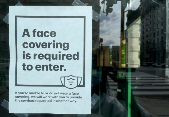 미국 워싱턴DC 시내 은행 정문에 마스크를 쓰고 들어오라는 안내문이 붙은 모습. 연합뉴스