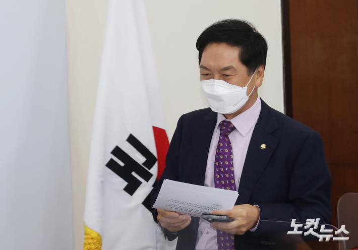 원내대표 취임 100일 기자간담회 참석하는 김기현