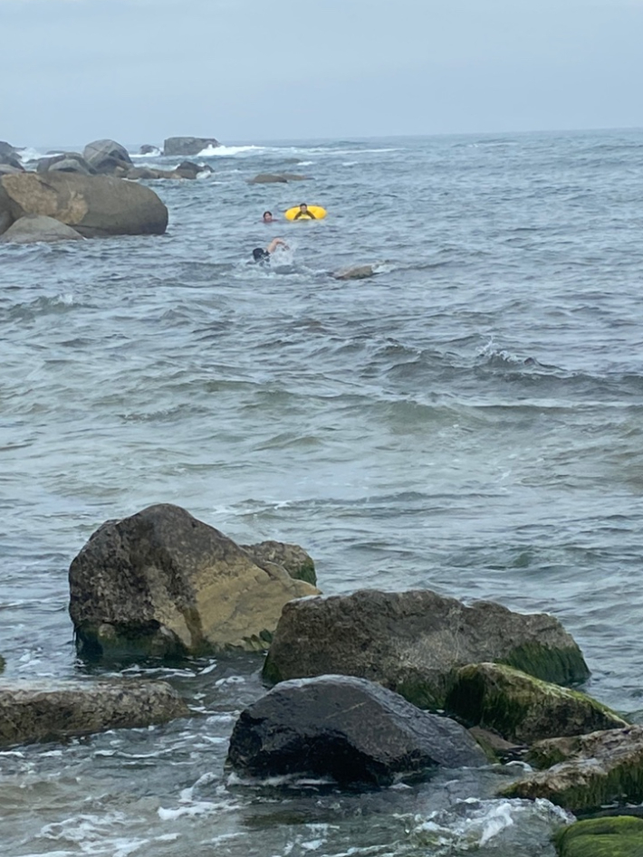 지난 2일 오후 4시 40분쯤 고성군 대진1리 해수욕장에서 튜브를 타던 중 파도에 떠밀려 표류하던 A군(10세)이 출동한 해경과 안전요원에 의해 무사히 구조됐다. 속초해양경찰서 제공