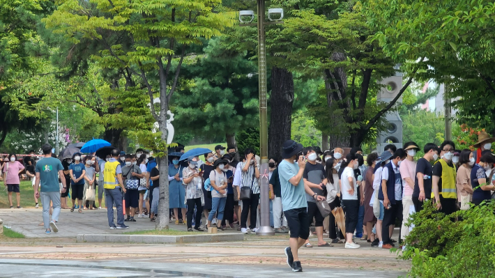 남창원농협 하나로마트를 방문했던 시민들이 5일 오전부터 용지문화공원 주차장 임시선별진료소에서 진단검사를 받기 위해 길게 줄을 늘어서고 있다. 이상현 기자