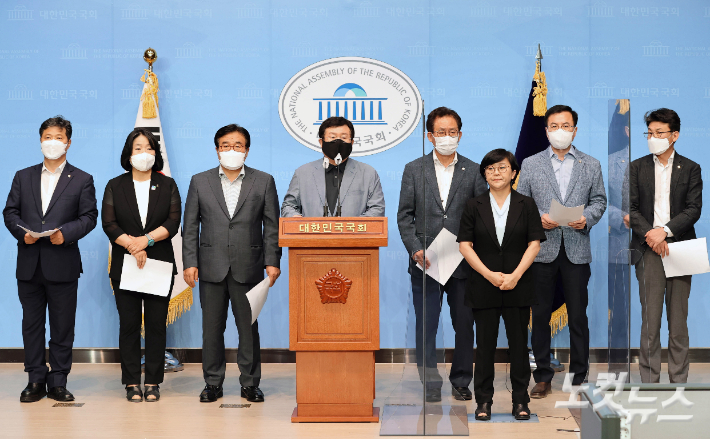 더불어민주당 설훈 의원이 5일 서울 여의도 국회 소통관에서 한미연합군사훈련 조건부 연기 촉구 기자회견을 하고 있다. (왼쪽부터)더불어민주당 서영석, 무소속 윤미향, 더불어민주당  이병훈, 설훈, 유기홍, 윤영덕, 진성준 의원. 윤창원 기자