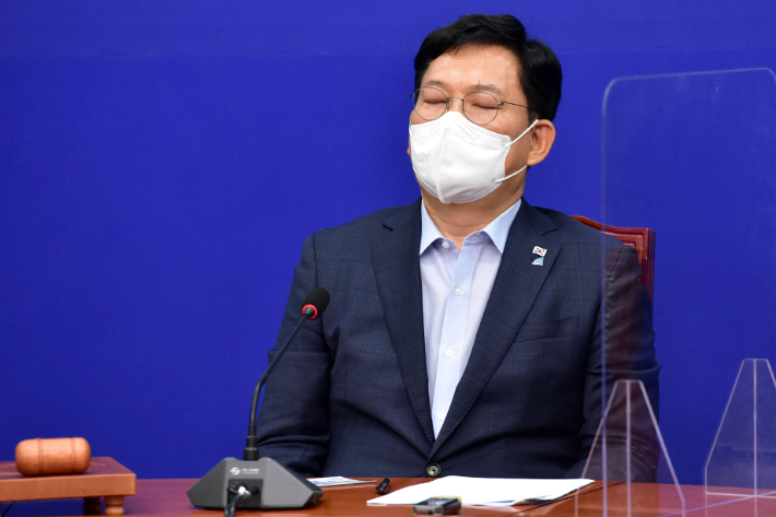 더불어민주당 송영길 대표가 지난 2일 국회에서 열린 최고위원회의에서 눈을 감고 생각에 잠겨있다. 윤창원 기자