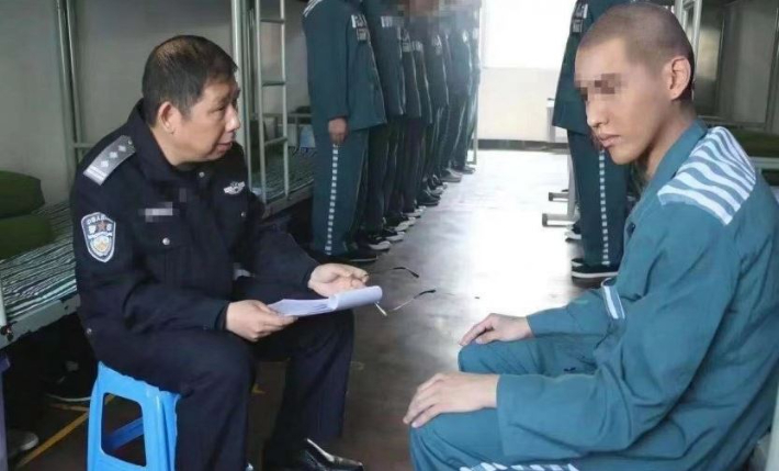 크리스로 추정되는 수감자가 교도관과 마주 앉아 있는 모습이 공개됐지만, 이 역시 합성 사진으로 확인됐다. 웨이보 캡처