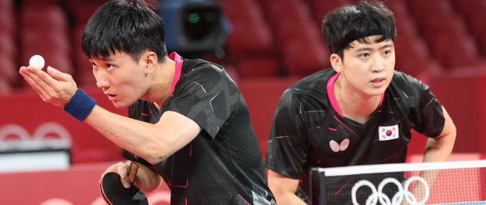 4일 일본 도쿄체육관에서 열린 도쿄올림픽 남자 탁구 단체전 한국-중국 준결승전에서 이상수(왼쪽)-정영식이 마룽-쉬신을 상대로 서브를 하고 있다. 올림픽사진공동취재단