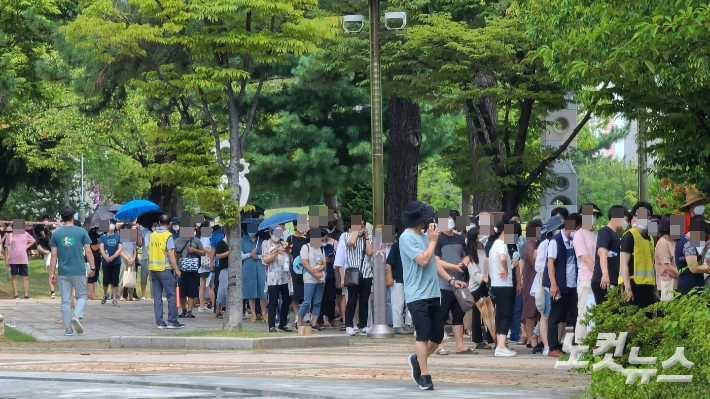 5일 창원용지문화공원에 마련된 코로나19 임시 선별진료소를 찾은 시민들이 검사를 받기 위해 줄지어 기다리고 있다. 이상현 기자