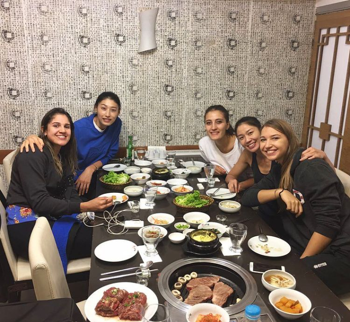 2016년 터키 이스탄불의 한 한식당에서 소주잔을 기울이던 김연경과 나탈리아 페레이라. 나탈리아 페레이라 인스타그램