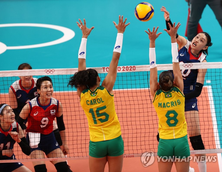 지난달 25일 도쿄 아리아케 경기장에서 열린 도쿄올림픽 여자 배구 브라질의 경기에서 김연경이 공격을 하는 모습. 연합뉴스
