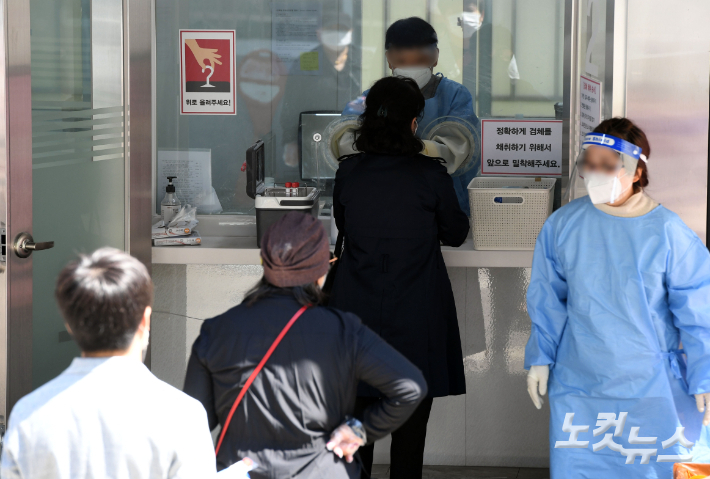 임시선별검사소에서 의료진이 검체채취를 하고 있다. 황진환 기자