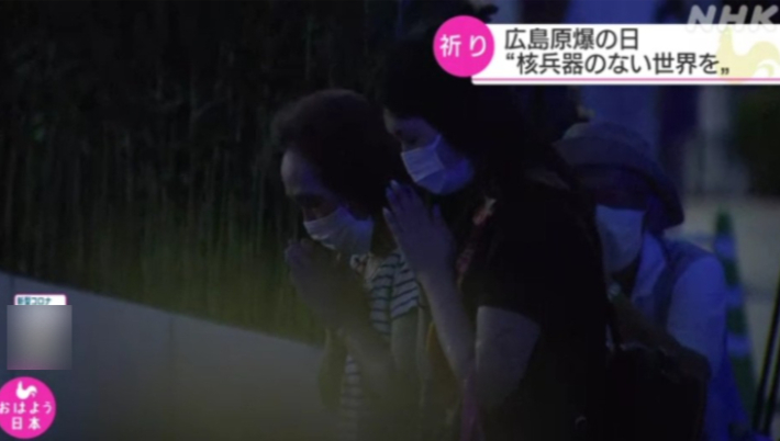 시민들이 히로시마 원폭 투하 현장에서 기도하고 있다. NHK캡처