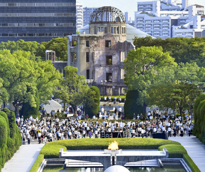 일본 히로시마시 평화기념 공원에서 추모행사 참가자들이 묵념하고 있는 모습. 뒤쪽에 원폭 돔이 보인다. 연합뉴스