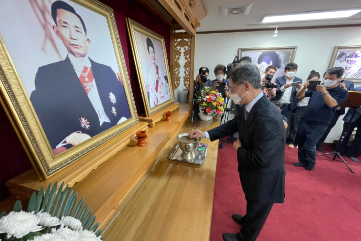 국민의힘 대권 주자인 최재형 전 감사원장이 6일 경북 구미시 상모동에 있는 박정희 전 대통령의 생가를 찾아 분향하고 있다. 연합뉴스