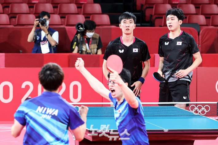 6일 일본 도쿄체육관에서 도쿄올림픽 탁구 남자 단체전 일본과 3, 4위 결정전 첫 복식에서 일본에 진 이상수(위 왼쪽)-정영식이 아쉬워 하고 있다. 올림픽사진공동취재단