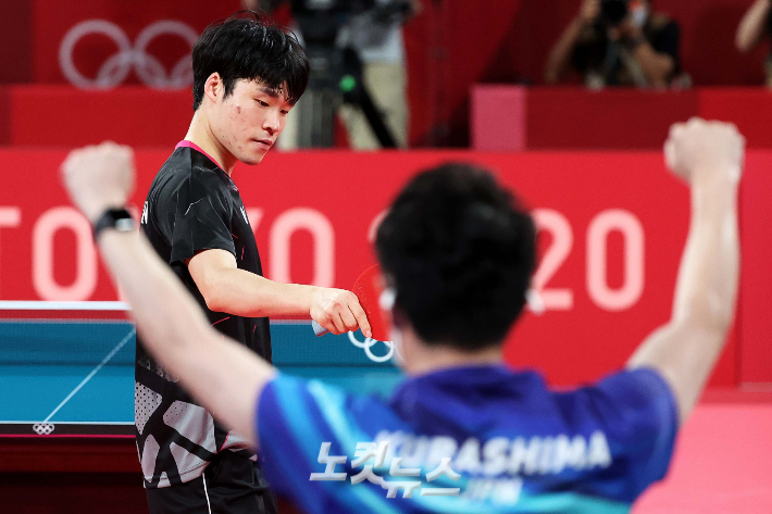 6일 일본 도쿄체육관에서 탁구 남자 단체전 한국과 일본의 동메달 결정전에서 장우진이 득점에 실패한 뒤 아쉬워 하고 있다. 올림픽사진공동취재단