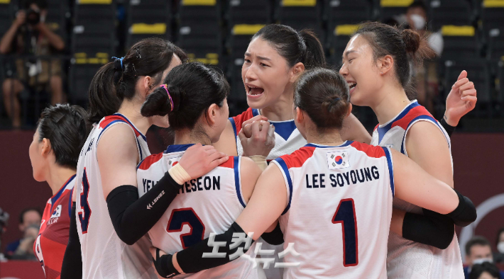 '끝까지 최선을' 6일 일본 도쿄 아리아키 아레나에서 열린 2020 도쿄올림픽 여자 배구 브라질과 4강전에서 한국 선수들이 서로를 격려하고 있다. 도쿄(일본)= 이한형 기자