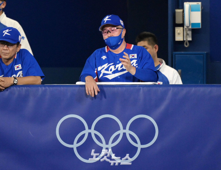 2020 도쿄올림픽에 출전한 야구 대표팀 김경문 감독이 경기를 지켜보는 모습. 요코하마(일본)=CBS노컷뉴스 이한형 기자