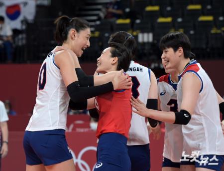 환호하는 김연경-오지영