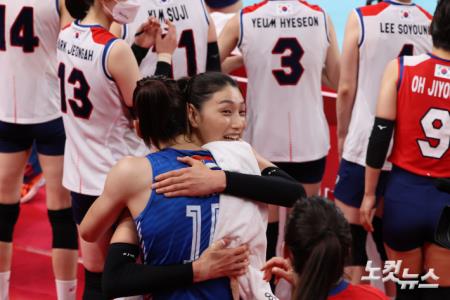 축하인사 건네는 김연경