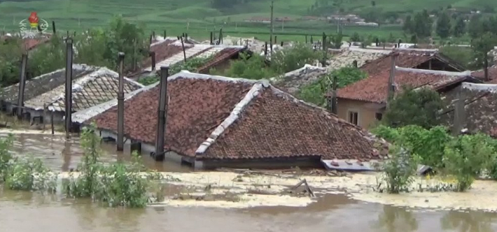 북한 함경남도 곳곳에서 폭우가 이어지면서 주민 5천명이 긴급 대피하고 주택 1170여호가 침수됐다고 조선중앙TV가 5일 보도했다. 사진은 지붕만 남기고 물에 잠긴 주택들. 연합뉴스