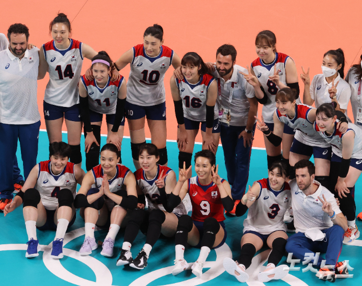 8일 일본 도쿄 아리아케 아레나에서 열린 2020도쿄올림픽 여자 배구 동메달 결정전에서 경기를 마친 우리 선수들이 기념사진 촬영을 하고 있다. 이한형 기자
