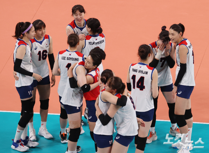 8일 일본 도쿄 아리아케 아레나에서 열린 2020도쿄올림픽 여자 배구 동메달 결정전에서 세르비아에게 패한 우리 선수들이 서로를 격려하고 있다. 이한형 기자